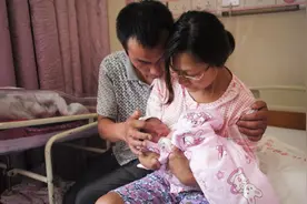 34岁无手无脚女子，顺产一个5.2斤男婴，付出的艰辛难以想象图片