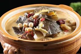 这几天干活太累了，老妈给炖了王八汤喝，鲜香美味图片