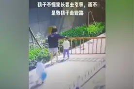 家长“引导”孩子钻升降栅栏 结果出事了图片