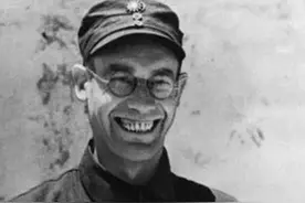 李德失去兵权后，对主席真心服气，一口一个"刘"喊刘伯承图片