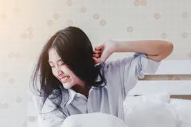 那天，分手多年的前男友突然跑来质问我，为什么我离婚了不告诉他图片