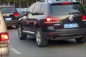 两辆相同的suv，车牌也相同，咋回事?图片