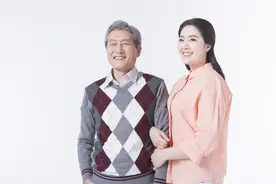 50岁保姆再婚67岁大爷后哭诉：前期很开心，后期不仅愤怒，还害怕图片