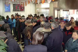 每月养老金一到账，老人们马上去银行提出来，为什么？图片