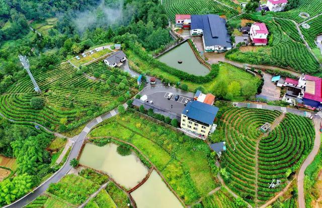 航拍旺苍美丽乡镇，云雾笼罩像是披上了一层轻纱，似仙女下凡