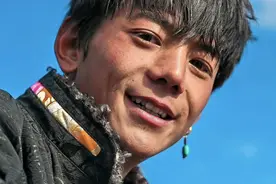 你看！丁真他真的出道拍戏了，搭档的还是顶流杨超越图片