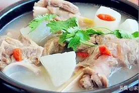 炖羊肉，为何羊汤发黑膻味重？大厨：牢记不加2样调料，就没事了图片