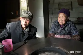 83岁母亲和儿子60年没说上一句话，无言的亲情让人感动图片