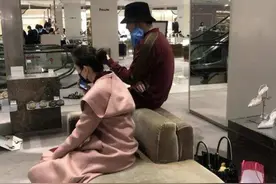 林依轮陪二婚太太逛名品店，穿万元潮牌显奢华，结婚26年很恩爱图片