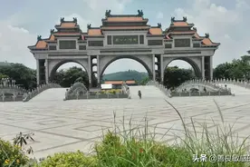 顺峰山公园有着亚洲第一大牌坊，景色不比西湖差图片