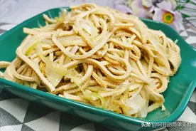 黑豆做的豆腐丝，爆炒之后葱味十足，吃起来咸香味鲜，实在美味图片