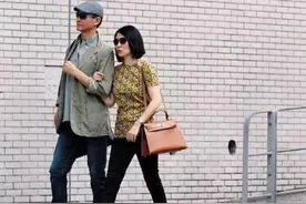 73岁郑少秋老得很真实，戴上墨镜很酷，网友：不愧是“不老男神”图片