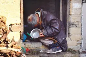 80岁的乡村聋哑老人，平时偷人家东西，村里人最烦他不去偷图片