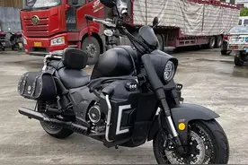 摩枭650终于来了，配春风同款引擎，油箱32L，还带两个车载音响图片