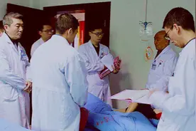 手术结束的时候，她听到医生在“啪啪”打自己的脸图片