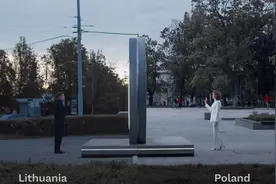 太虚幻镜：立陶宛和波兰开通“传送门”，民众可与对面实时互动图片