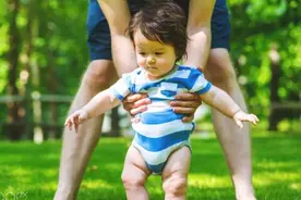 别牵着宝宝的手学走路，累人又伤娃，正确的学走路方式是先爬后走图片