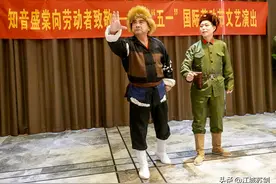一段京剧智取威虎山选段《发动群众》将观众带回到了革命战争年代图片