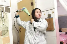 打工妹早上洗头，没想到感冒加重，晚上在出租房泡脚，驱寒利睡眠视频封面