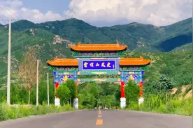 快来太原云顶山！青山绿草间漫步，蓝天白云触手可及！梦幻般的美图片