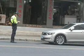为深圳交警点赞：现场等了一分钟没见车主才抄牌图片