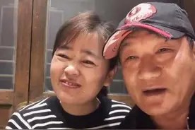 58岁谢东与已婚粉丝聚餐，头贴头亲密被指超安全距离，本人有家室图片