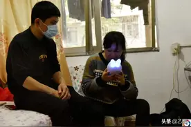 男童患怪病，双目失明四肢僵硬，送ICU时紧抓妈妈衣角，妈妈心碎图片