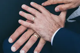 gay谈了两年恋爱，最终还是抵不过疫情分手了，为什么呢？图片