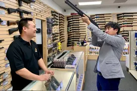 亚裔觉醒！越来越多亚裔美国人开始买枪囤枪，枪支销量暴增图片