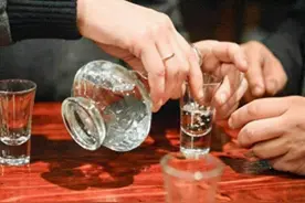 每天晚上都要喝二三两白酒，这样对身体有好处？医生告诉你事实图片