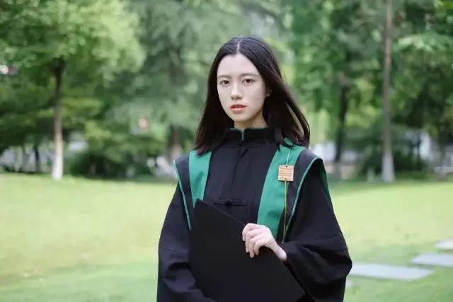 中央美院的学士服美上热搜！这是什么神仙毕业现场？