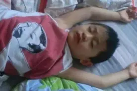 请保姆带娃，8岁儿子在9点总犯困，爸爸一查监控，奖励保姆2万图片