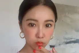 NBA女主持周玲安，原地隔离不回国，曝出粉色睡裙照，32岁仍单身图片