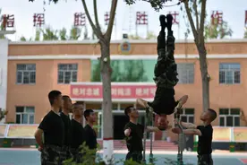 单杠卷身上364个！这个上等兵好样的图片