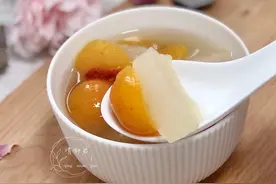 春天口干舌燥，别忘了吃梨，搭配2种食材煮一煮，清爽润喉又好喝图片