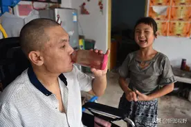 父母离婚，8岁孝心女孩照顾瘫痪爸爸，做饭炒辣椒辣出眼泪图片