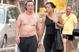港星逛街有多接地气？洪金宝买菜，刘德华坐地铁，影帝吃路边摊图片