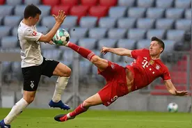 德甲-拜仁提前夺冠仍6-0狂胜门兴 莱万戴帽破200球里程碑图片