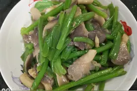 南瓜苗怎么做才好吃，教你一个方法，美味其实也简单，一盘不够吃图片