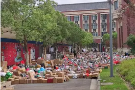 惊呆！上海一高校开学，快递多到把路都堵死！网友们吵开了图片