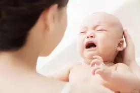 新生儿第一口应该喝什么？是水还是奶？要不要喝这口水区别很大图片
