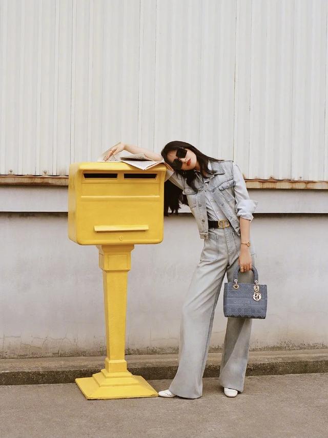 女明星秋季撞衫的第一件单品,我再也不说它鸡肋了