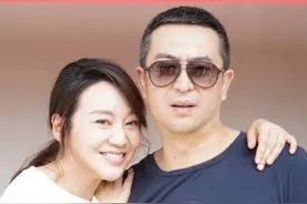 张嘉译遇故友闫妮，太开心两人聊不停，一旁郝蕾尴尬冷脸无人理图片