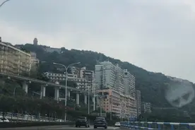 50岁重庆大姐为了照顾母亲，放弃赚钱生意跑起滴滴，一点不输汉子图片