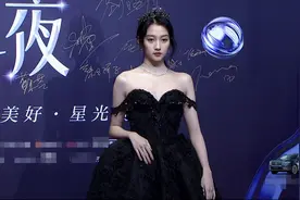 抖音之夜顶流比美：关晓彤终于穿对，赵露思惊艳，章子怡回春艳压图片