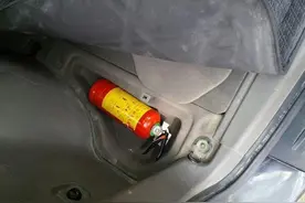 车载灭火器放在“后备箱”是错误？放这2个地方更容易取出图片