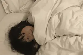 13岁女儿偷偷夹腿，发出“嗯嗯”声，妈妈的做法挽救了孩子一生图片