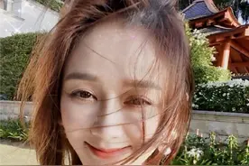 41岁陈乔恩深夜晒自拍照，头发凌乱小鸟依人，催婚网友上线图片