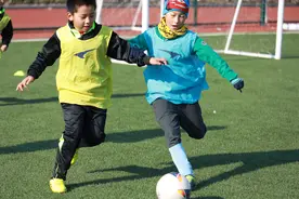 亚洲杯2023后浪崛起| 京城足球少年养成记，刘曾玮爸爸感谢“挫折教育”图片