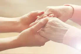 人临终时有什么表现？会难受吗？出现这些情况，记得多陪陪亲人图片